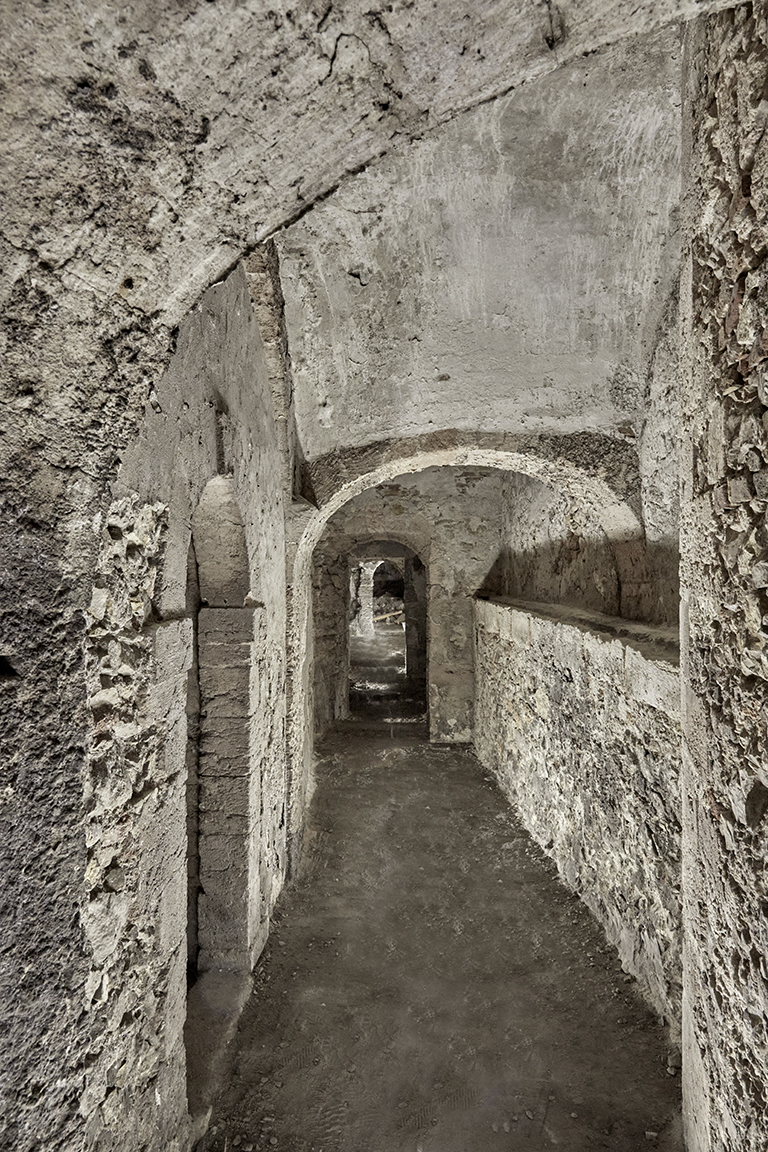  Fort St Nicolas : souterrain sous l'aile ouest, détail du corridor de distribution, partie cloisonnée.