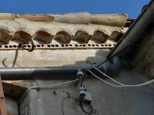 Bâtiment du logis. Pignon sud, saillie de rive constituée d'un rang de génoise sur un rang de briques creuses.