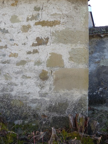 Bâtiment est. Chaîne d'angle nord-ouest remployant des pierres de taille.