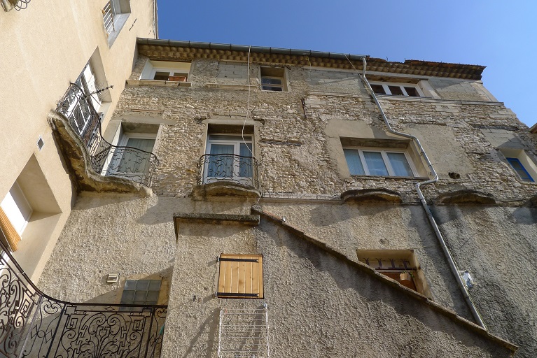 Vue générale de la façade de l'immeuble de la famille Abram, situé au sud-est de la carrière.