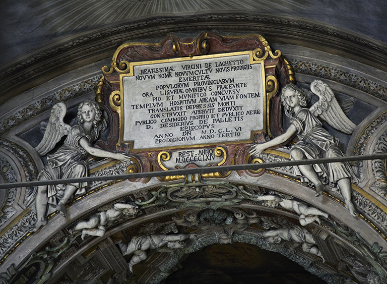 Vue intérieure de la chapelle : inscription de l'arc triomphal au-dessus du choeur.