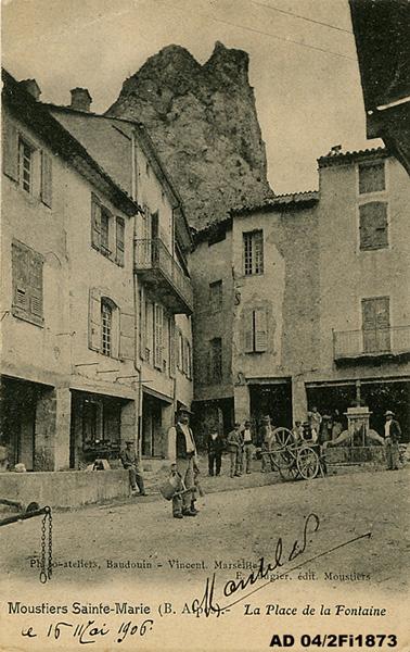 fontaine et abreuvoir de la place du marché, dite aussi fontaine du couvert