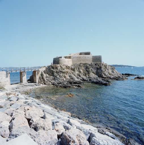 Vue générale de la redoute de son pont d'accès depuis le môle.