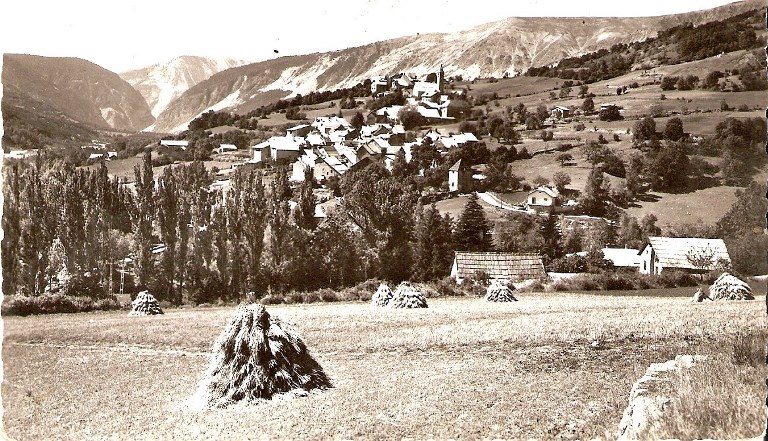 [Le terroir avec ses prés de fauche et le village de Villars-Colmars depuis le quartier de Côte-Meunière.]