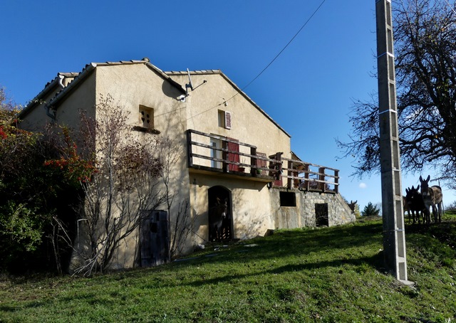 Colombier et ferme, quartier des Montarines.