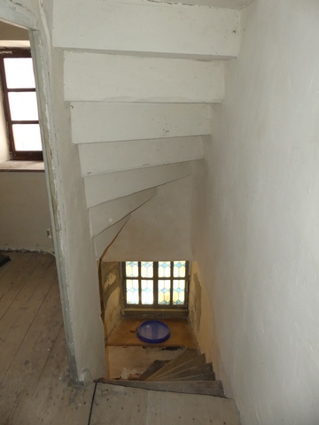 Etage, chambre. Angle nord-ouest, escalier venant du rez-de-chaussée et dessous de l'escalier menant au comble.