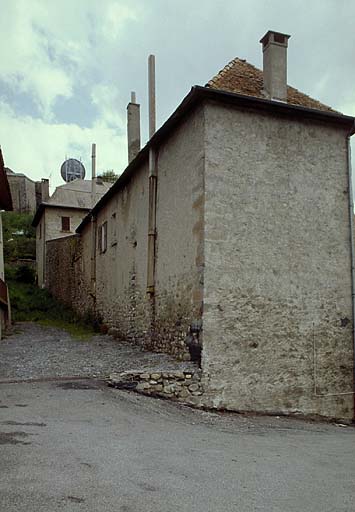 Saillant ouest. Ancienne tour H. A droite, en arrière, l'église.