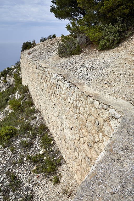 Mur de soutènement du flanc Est de l'épaulement de la batterie de mortiers.