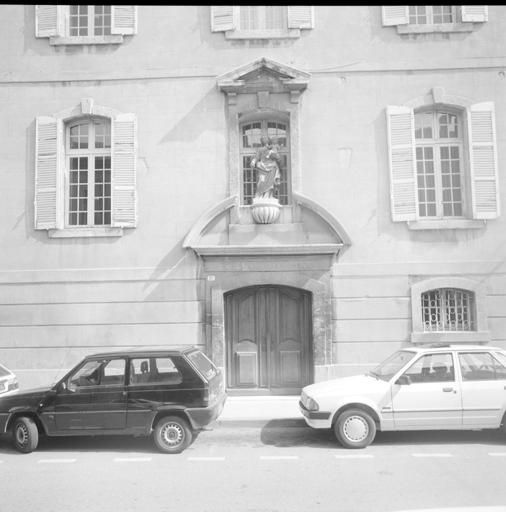 Façade antérieure ouest, travée de la porte d'entrée, détail.