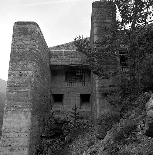 Batterie XII. Casemate f. Façade. En haut, embrasure de 95 mm, en bas, créneaux de fusillade.