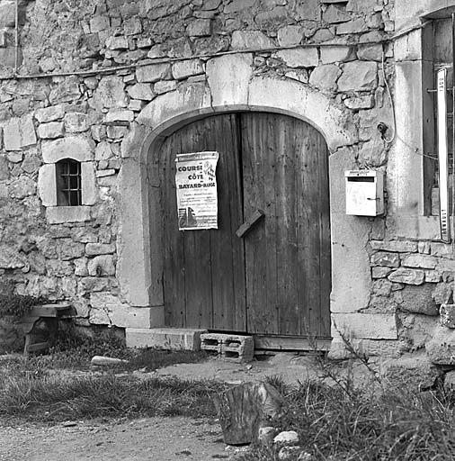 Saint-Michel-de-Chaillol. Les Marrons. Porte d'étable en pierre de taille, en anse de panier, à arêtes chanfreinées, datée de 1784.