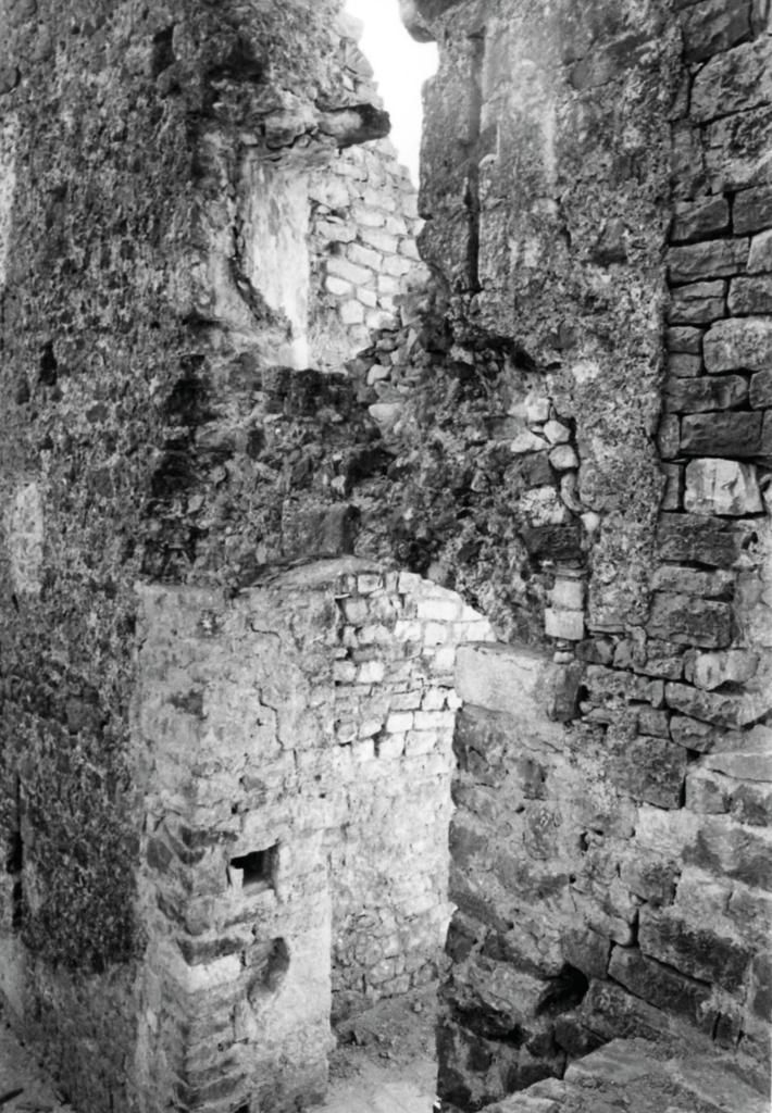 [Château de Bargème, portail oriental vu depuis le nord-est], [vers 1967].