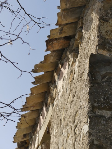 Elévation sud, avant-toit constitué du débord des tuiles de couverture.