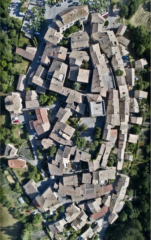Vue zénithale du bourg de Rosans (nord en haut).