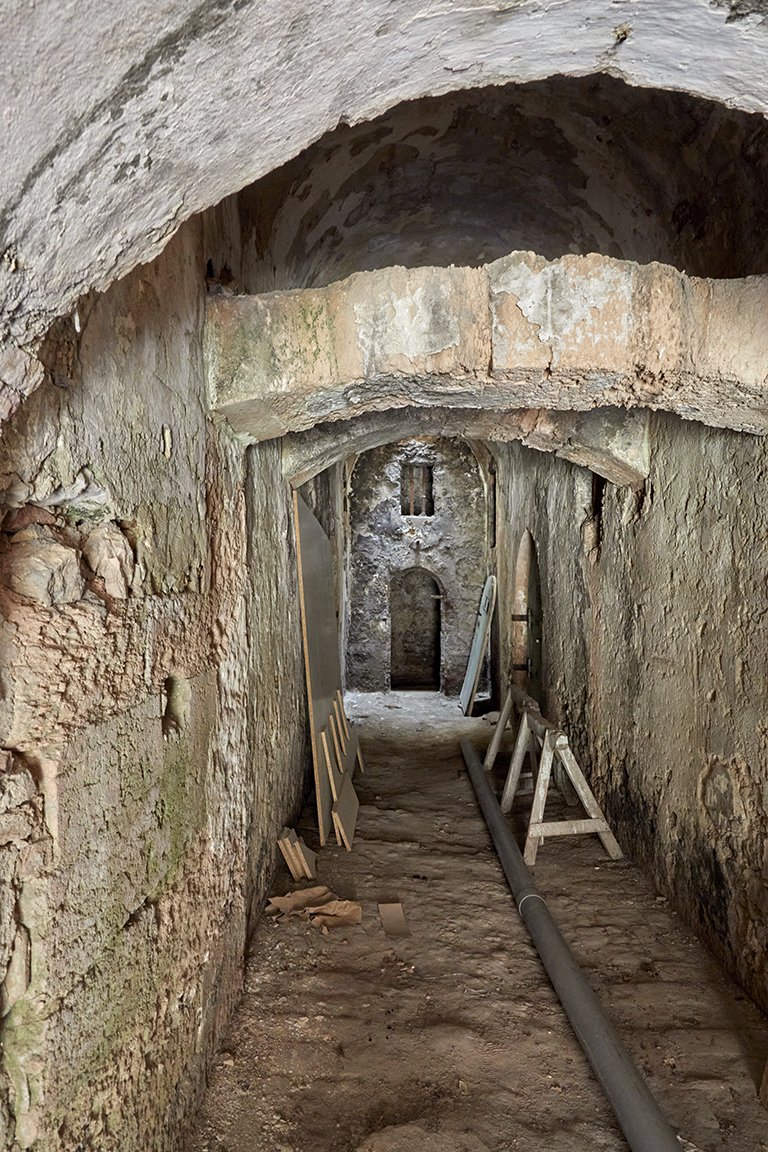 Fort St Nicolas : intérieur du bastion nord-ouest du donjon, dit de Mazarin, extrémité du couloir axial voûté desservant les casemates.
