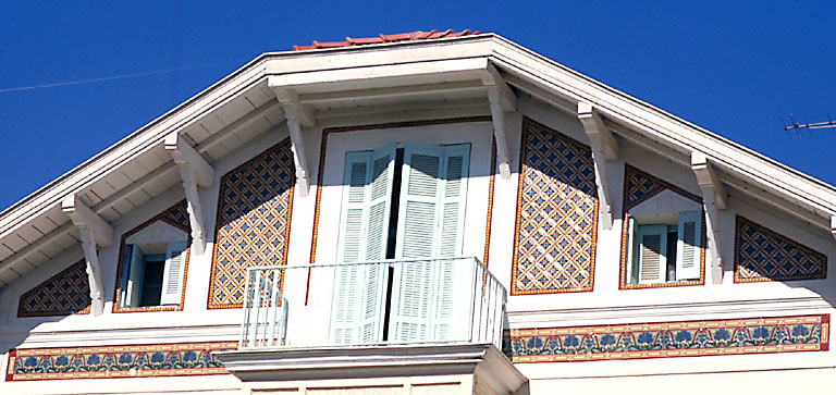 Section A3. Ilot 26. Parcelle 1016. 3, avenue des Marguerites. Façade sud-est. Détail du décor de céramique.