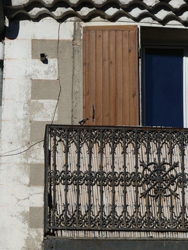 Balcon avec garde-corps en fonte. Maison située place de la Fontaine au bourg de Ribiers (parcelle 1998 E2 1536).