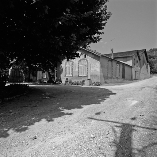 usine de chapellerie dite Usine Pecout, puis coopérative agricole de Cotignac (coopérative oléicole) et coopérative vinicole dite La Travailleuse puis Les Vignerons de Cotignac