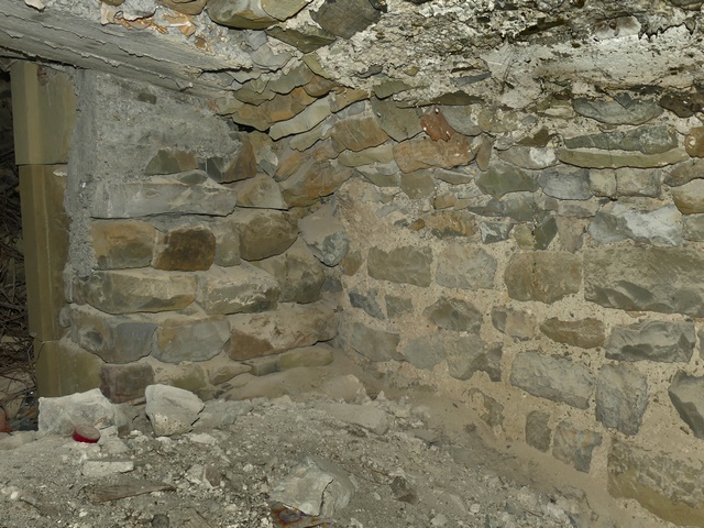 Etage de soubassement, pièce orientale. Angle nord-est : collage de la voûte sur le parement de l'enceinte.