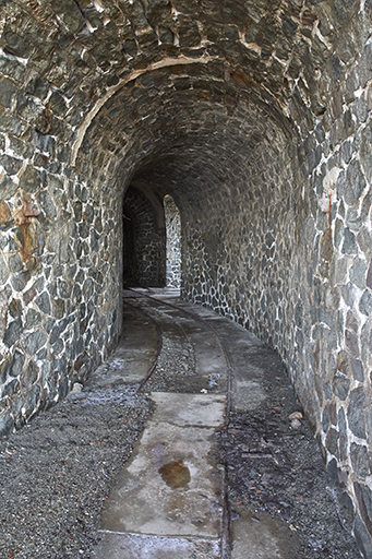 galerie en caverne du souterrain du projecteur, vue depuis l'abri de combat
