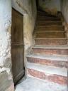 Etage de soubassement d'une maison à Rouaine (Annot) : porte de communication intérieure avec l'étable-remise et départ de la montée d'escalier tournant.