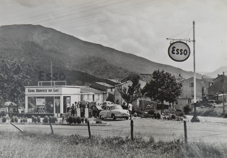 [Station-service Esso au bord de la R.N. 202.]