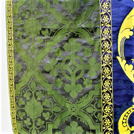 ensemble de vêtements liturgiques : chasuble, étole, manipule, bourse de corporal, voile de calice (ornement violet)