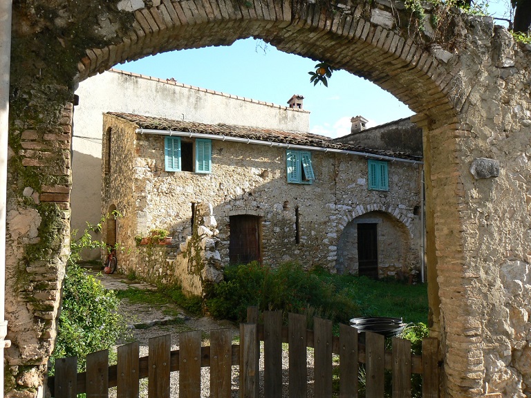 Entrepôt agricole. Vue d'ensemble prise de l'ouest. 