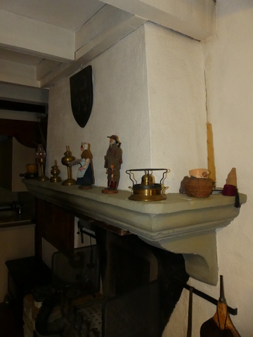 Rez-de-chaussée surélevé, cuisine. Mur nord, cheminée adossée.