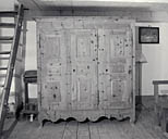 meuble de sacristie : meuble de rangement pour objets liturgiques (armoire de sacristie)