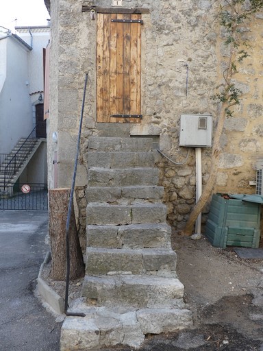 Escalier de distribution extérieur, droit et perpendiculaire à la façade. Maison située rue du Barri au bourg de Ribiers (parcelle 1998 E2 694).