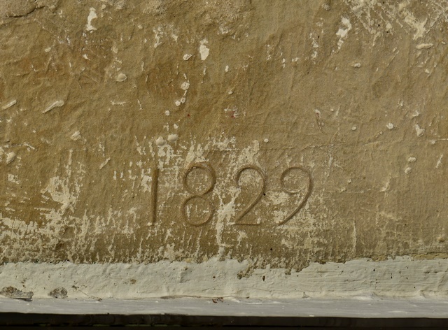 Linteau de porte avec date gravée (1829), ferme au quartier des Millets.