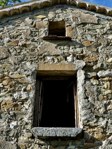 Fenêtre de logis saisonnier et baie de pigeonnier, « cabanon » au Serre des Costes.