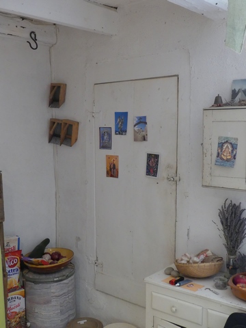 Rez-de-chaussée surélevé, cuisine. Mur sud, placard.