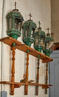 Ensemble de quatre lanternes de procession avec hampes de procession