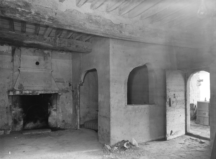 Premier étage. Logis. Salle B, côté nord : alcôve, cheminée et porte de la loggia.