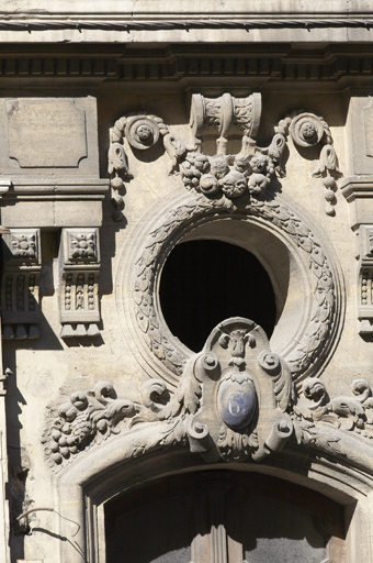 Immeuble 61, rue de la République. Oculus à décor sculpté surmontant la porte d'entrée.
