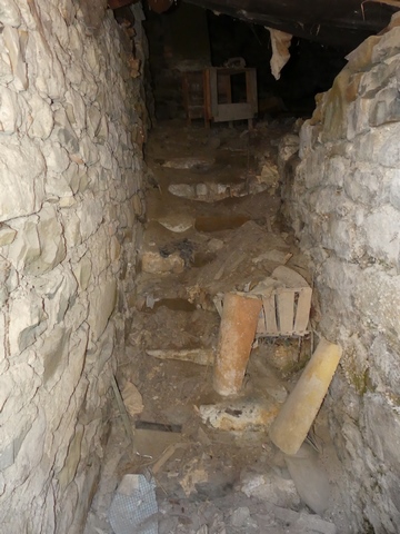 Etage de soubassement, cellier sud. Escalier d'accès depuis la Grande Rue.