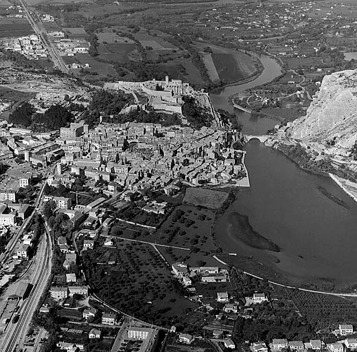 Vue générale du site, implantation de la ville au bord de la Durance.