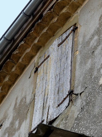 Elévation est, quatrième niveau. Fenêtre avec encadrement en arc segmentaire, et avant-toit constitué de deux rangs de génoises peints en jaune.