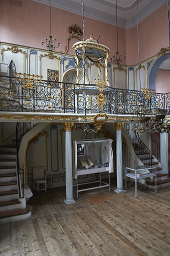 Ensemble des lambris de demi-revêtement, vantaux (2), colonnes (2), demi-colonnes (2) et bancs de synagogue