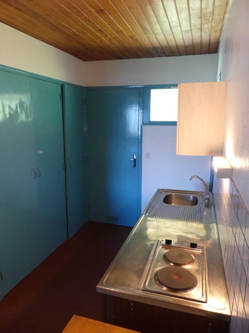 Appartement en rez-de-chaussée surélevé, vue de volume de la cuisine.