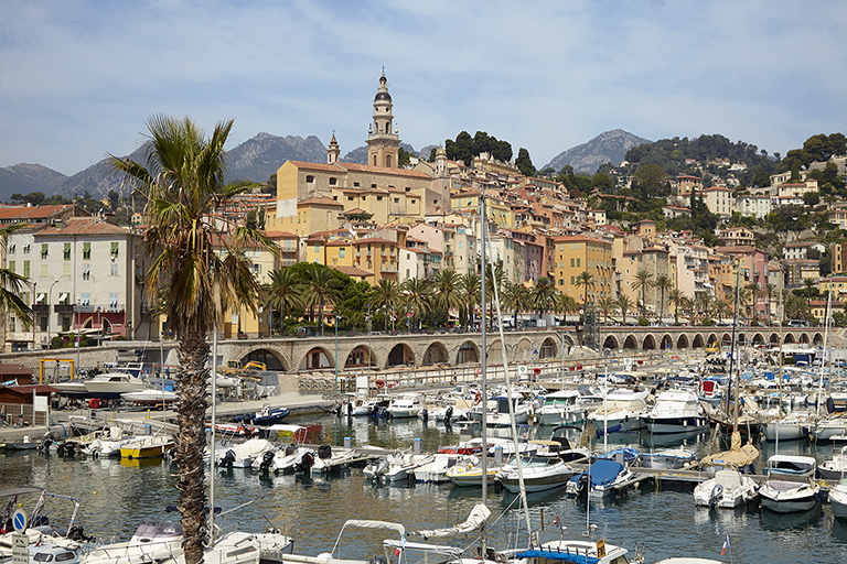 La vieille ville de Menton, le Vieux Port et les arches du quai Bonaparte.