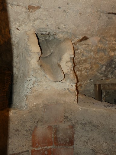 Cuvage en étage de soubassement, cuve vinaire disposant d'une trémie de remplissage en tuile creuse aménagée à travers la voûte. Maison située au hameau de la Flogère (Ribiers, parcelle 2018 C4 553).