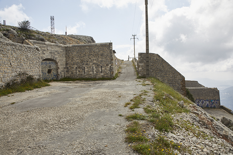 front de gorge de l'ouvrage en haut de l'accès, ancienne porte à gauche du flanc crénelé repercé de la porte actuelle