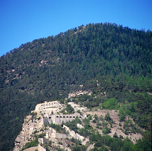 Le fort supérieur vu au téléobjectif depuis la route de Roche-la-Croix.