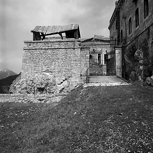 Porte principale du fort vue de la place d'armes d'entrée. A droite, façade nord-ouest du bâtiment D.