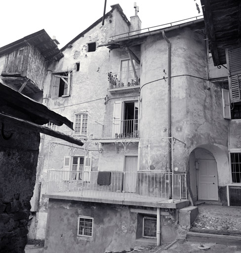 Façade antérieure sud. Vue de volume prise du sud-est montrant l'entrée de l'escalier.