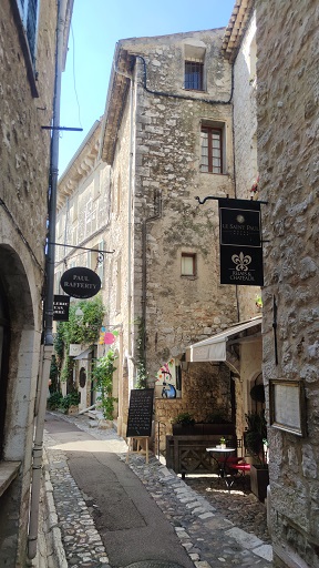 Vue d'ensemble prise du nord. Au premier niveau, le passage couvert permet d'emprunter la rue du Casse-Cou vers la droite. 