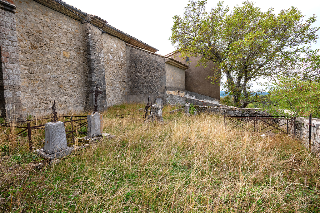 Vue extérieure depuis le nord : cimetière et élévations.